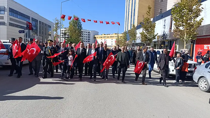 Doğubayazıt'ta Cumhuriyet coşkusu, bayraklarla donatılmış sokaklarda yankılandı