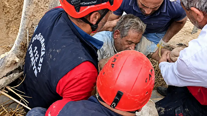 Doğubayazıt'ta ev çöktü! Enkaz altında zamanla yarış