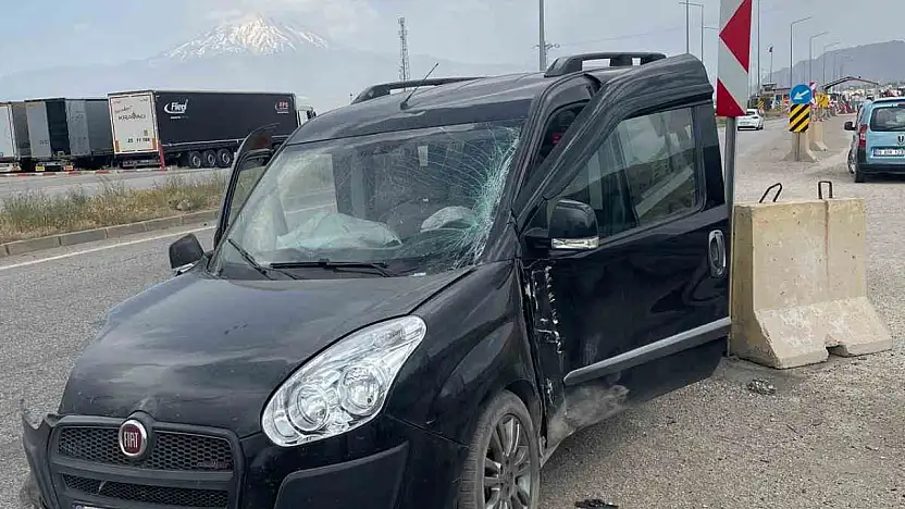 Doğubayazıt'ta faciadan dönüldü: Beton bariyere çarpan araçta 3 yaralı