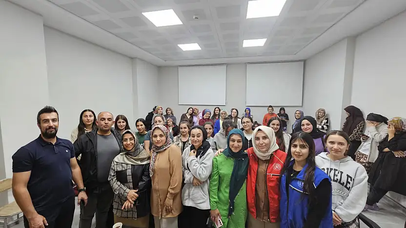 Doğubayazıt'ta gençlerle çay saati: Yeni dönem dostluklarla başladı