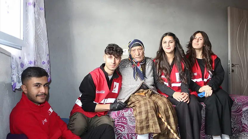 Doğubayazıt'ta gönüllüler, yaşlı kadının yüzünü güldürdü
