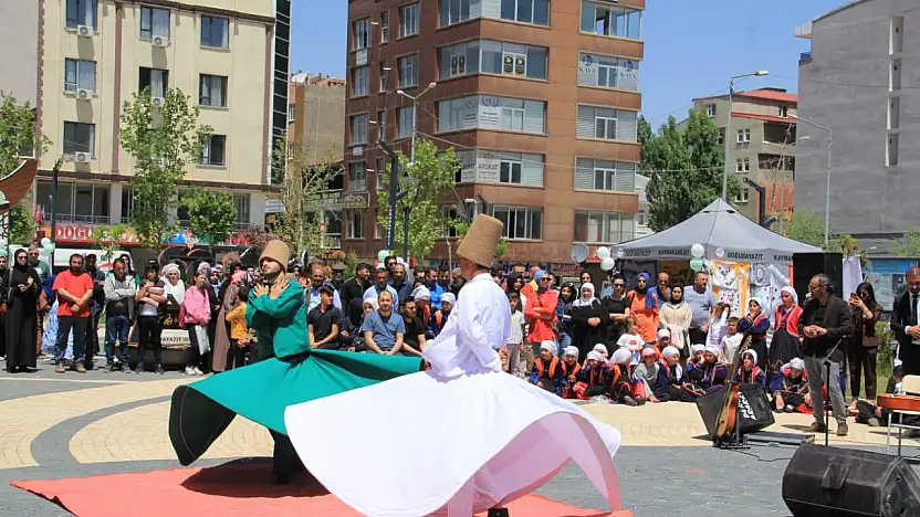 Doğubayazıt'ta hayat boyu öğrenme şenliği renkli etkinliklerle kutlandı