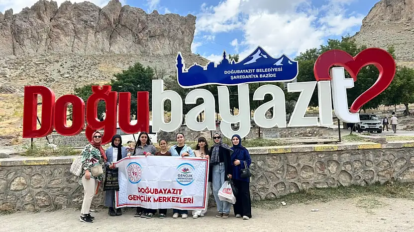 Doğubayazıt'ta işaret dili kursiyerleri tarihi mekânları gezdi