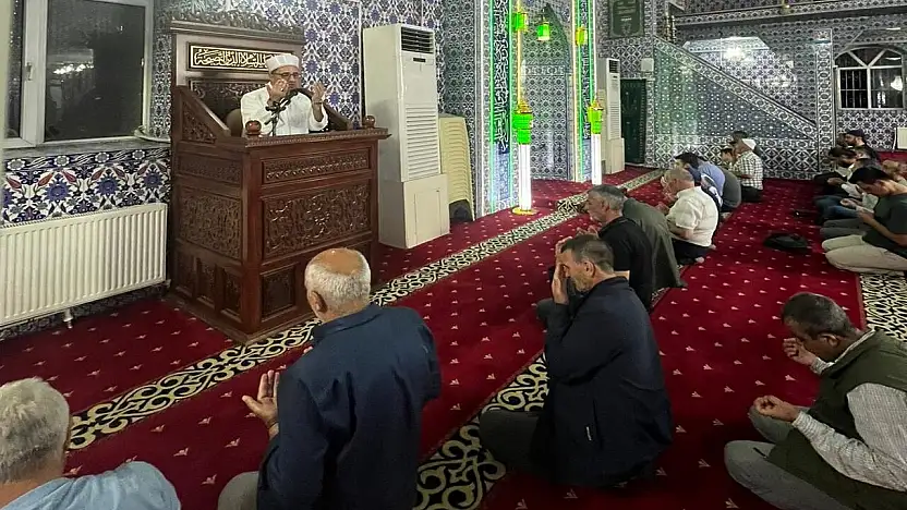 Doğubayazıt'ta kandil gecesinde dualar göğe yükseldi