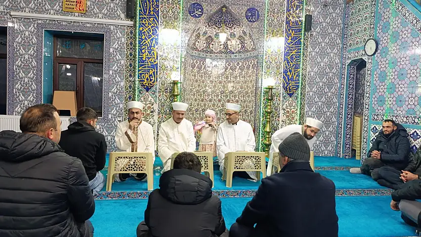 Doğubayazıt'ta kandil gecesinde dualar semaya yükseldi