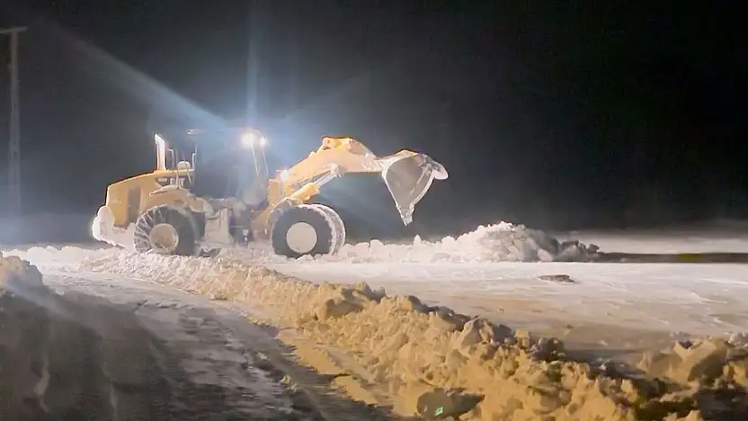 Doğubayazıt'ta kapanan köy yollarına hızlı müdahale