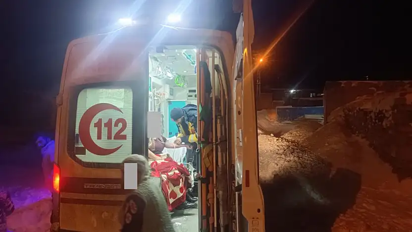 Doğubayazıt'ta karla kapalı yolda sağlık ekiplerinin zorlu kurtarma çabası
