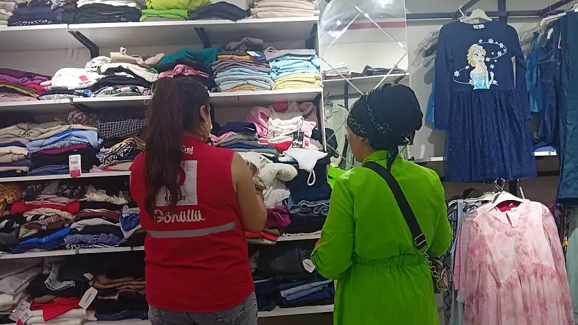 Doğubayazıt'ta Kızılay ihtiyaç sahibi ailelerin yüzünü güldürdü