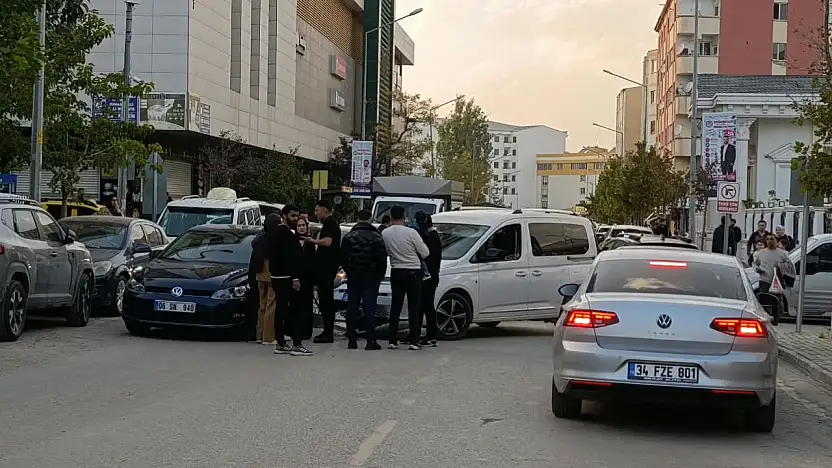 Doğubayazıt'ta korkutan kaza: İki araç çarpıştı