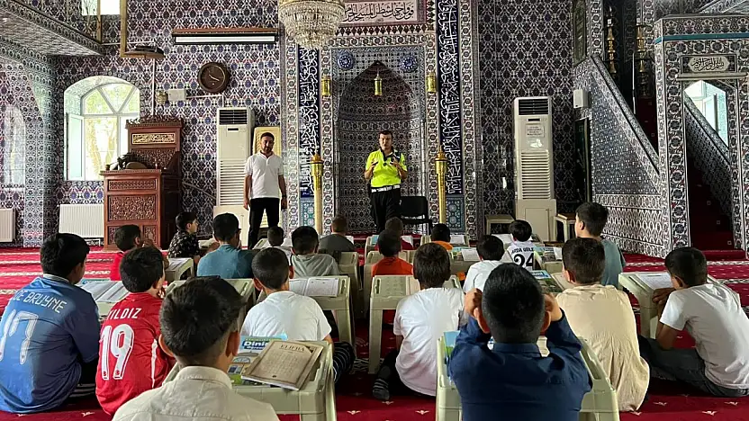 Doğubayazıt'ta Kur'an öğrenen minikler trafik kurallarıyla da tanıştı