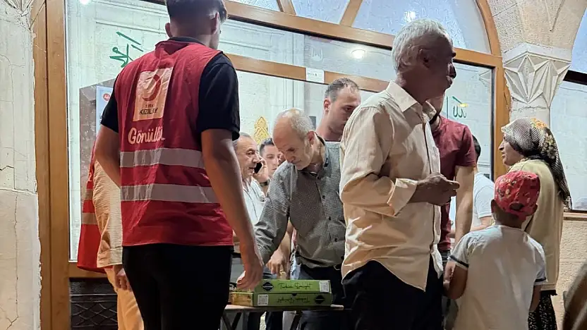 Doğubayazıt'ta Mevlit Kandili'nde Kızılay'dan anlamlı ikram
