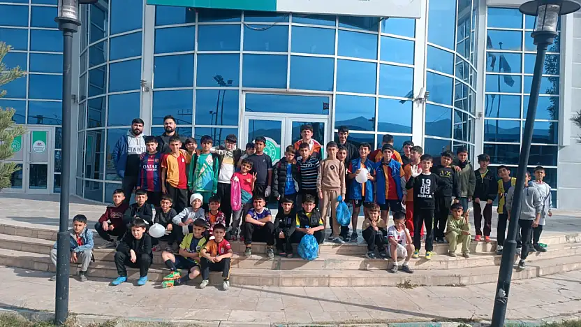 Doğubayazıt'ta minik gönüllüler çevre için sahada