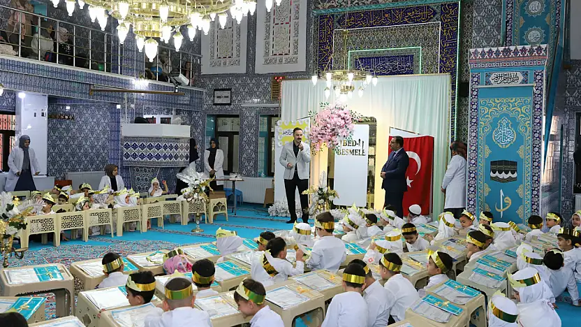 Doğubayazıt'ta minik öğrenciler ilk besmelelerini çekti