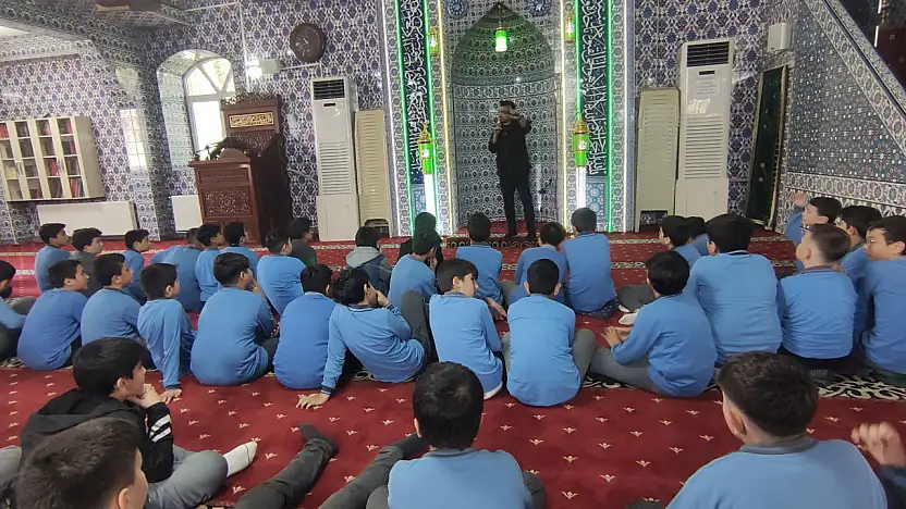 Doğubayazıt'ta öğrenciler değerlerini cami atmosferinde pekiştirdi