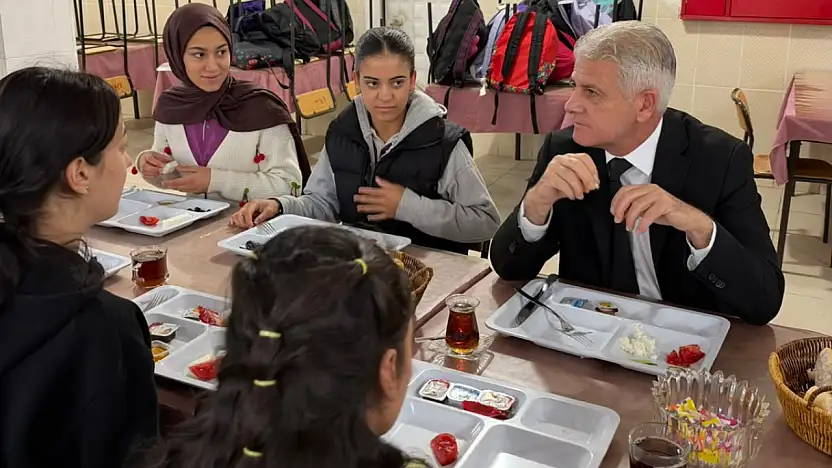Doğubayazıt'ta öğrenciler kahvaltı sırasında sorunlarını anlattı