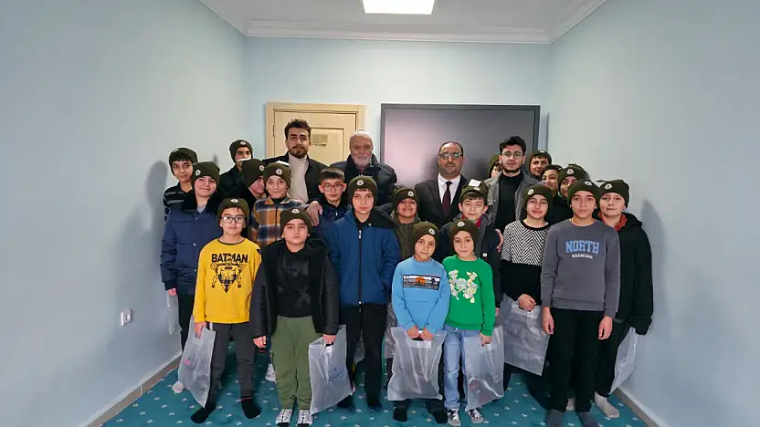 Doğubayazıt'ta öğrencilerin yüzünü güldüren kış yardımı