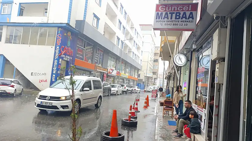 Doğubayazıt'ta sağanak bastırdı: Cadde ve sokaklar suyla doldu