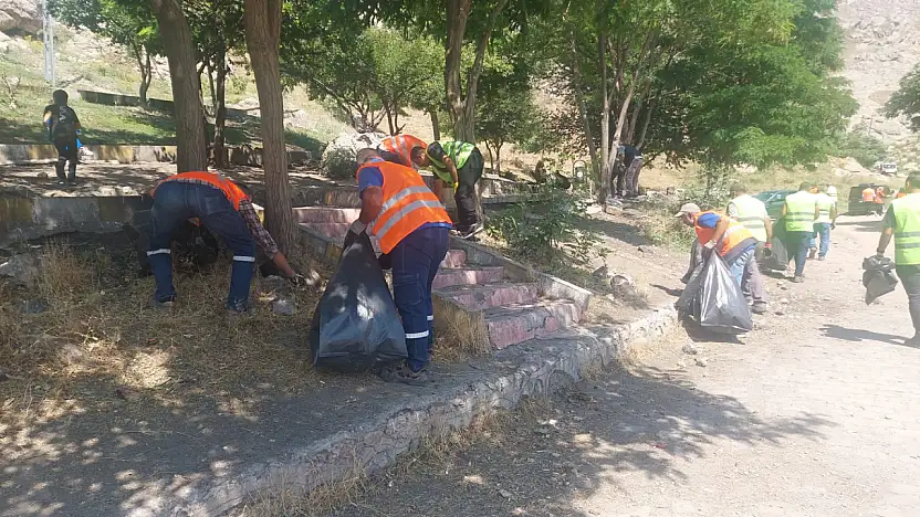 Doğubayazıt'ta tarihi alanlarda temizlik seferberliği
