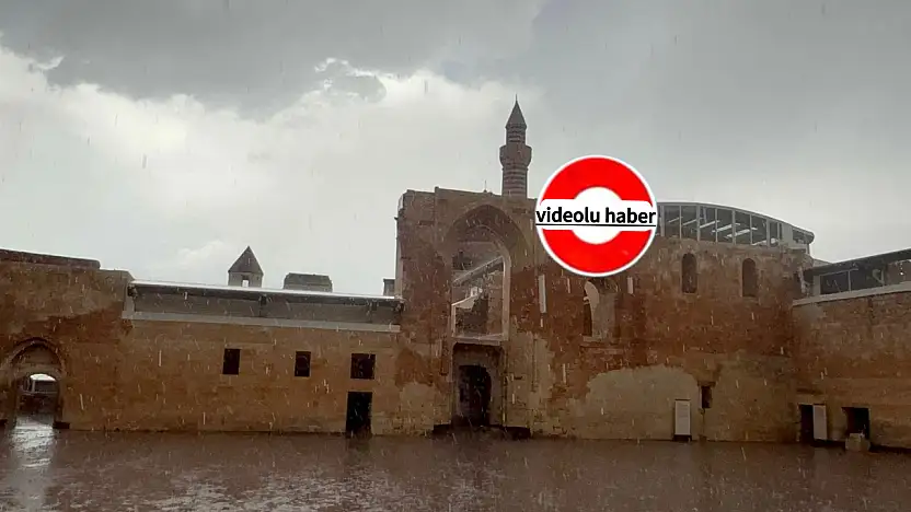 Doğubayazıt'ta tarihi saraya yağmur eşlik etti