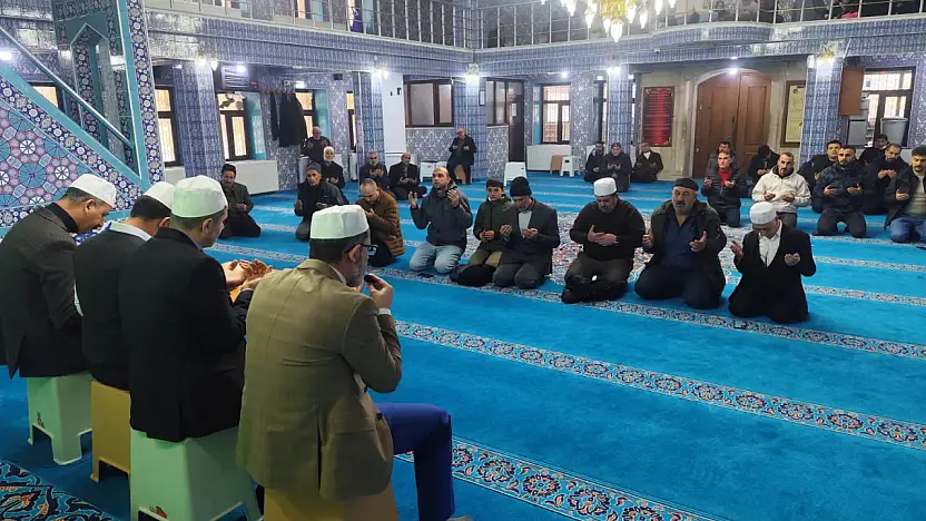 Doğubayazıt'ta umreye giden kafile, dualarla uğurlandı