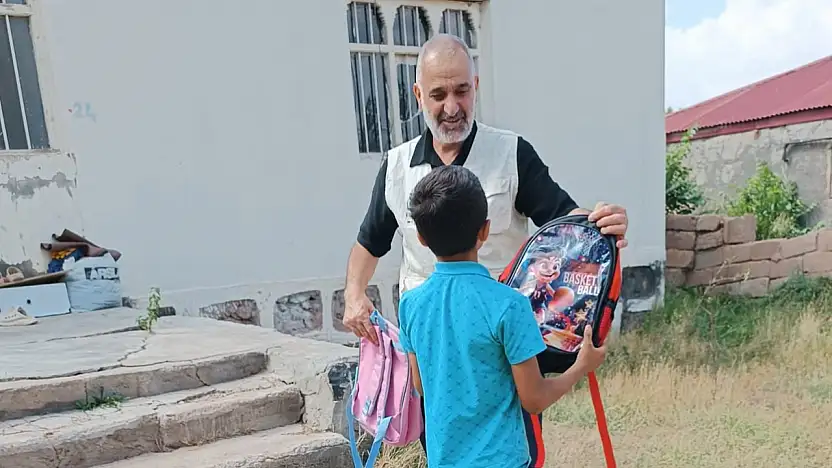 Doğubayazıt'ta yetim ve ihtiyaç sahibi öğrencilere kırtasiye desteği