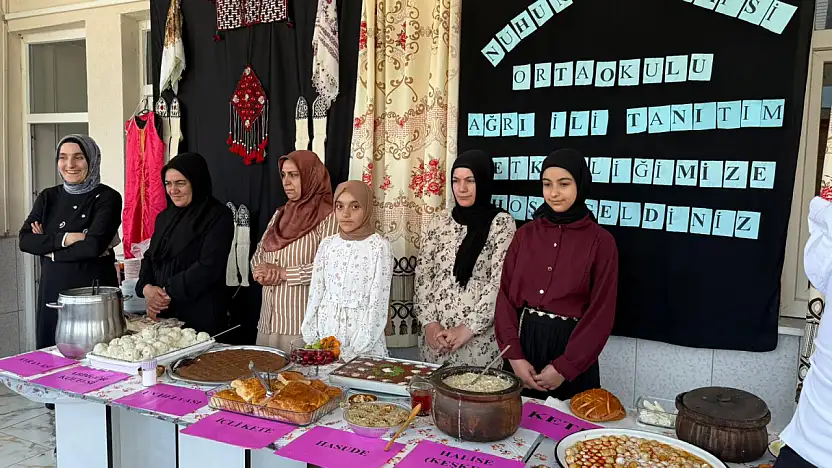 Doğubayazıt'ta yıl sonu sergisi büyük ilgi gördü
