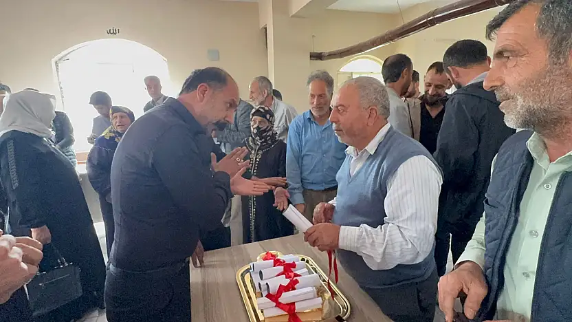 Doğubayazıt'ta yılların sorunu çözüldü: Tapular sahiplerine verildi