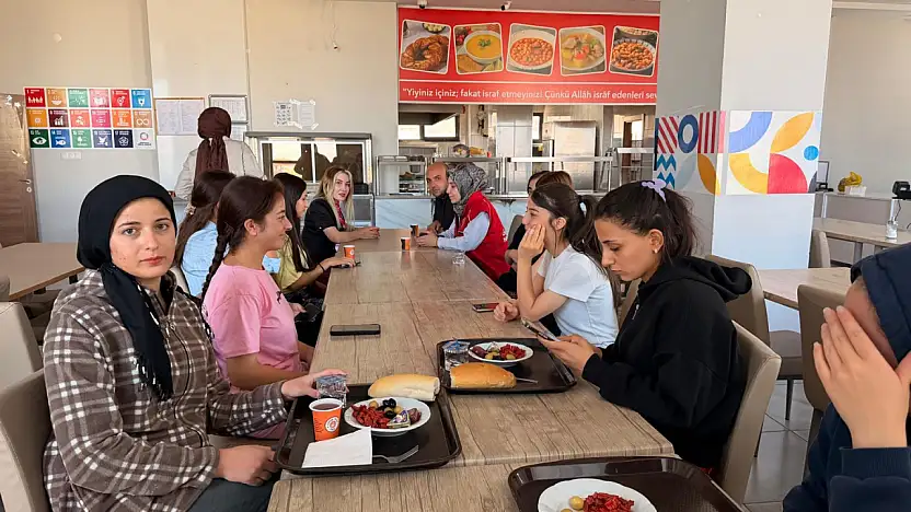 Doğubayazıt'ta yurtlara gelen gençlere 'Çaya Geliyoruz' karşılaması