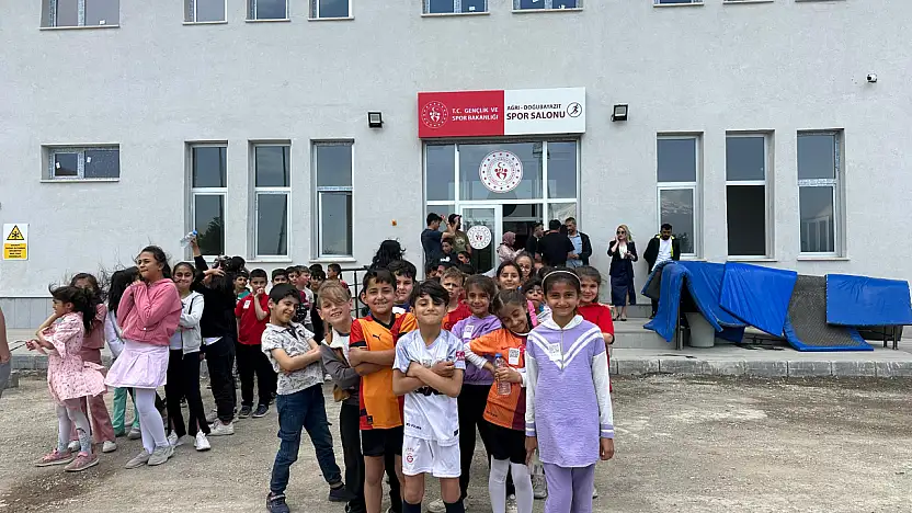Doğubayazıt'ta yüzlerce öğrenci spor alanında yeteneklerini gösteriyor
