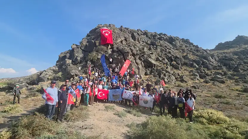 Doğubayazıtlı dağcılar Cumhuriyet için 10 kilometre yürüdü! Türk bayrağı açıldı