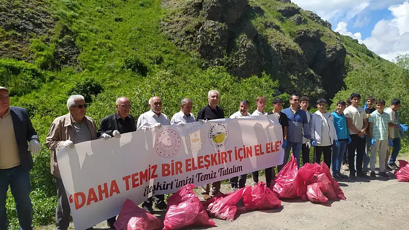 Dünya Çevre Günü'nde Eleşkirt'te gençlerle el ele temizlik etkinliği