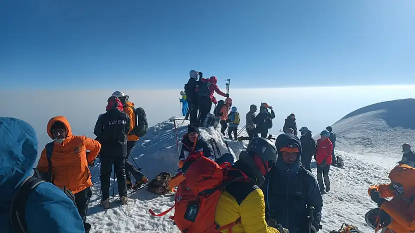 Dünyanın tüm renkleri Ağrı'nın zirvesinde