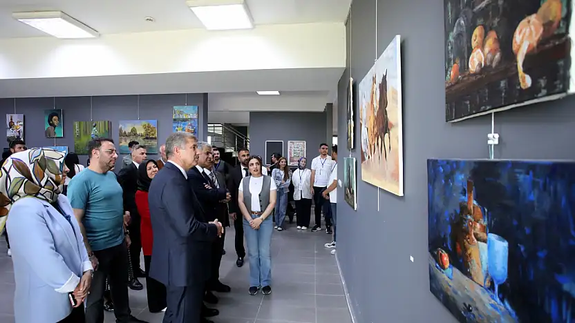 Eğitim Fakültesi öğrencileri eserlerini sanatseverlerle buluşturdu
