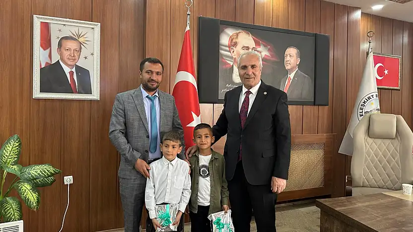 Eleşkirt belediye başkanı Yakut makamını çocuklara devretti