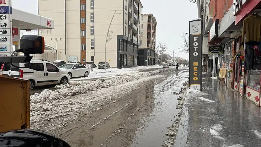 Eleşkirt Belediyesi, karla mücadele çalışmalarına ara vermeden devam ediyor