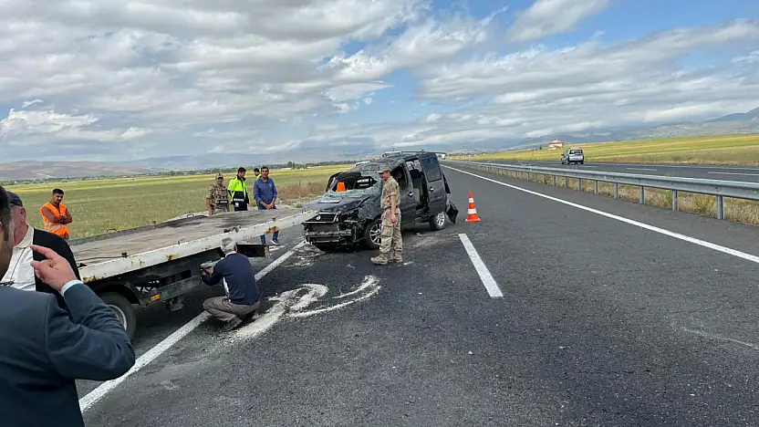 Eleşkirt'te Araç Yoldan Çıktı: Yaralılar Hastaneye Kaldırıldı