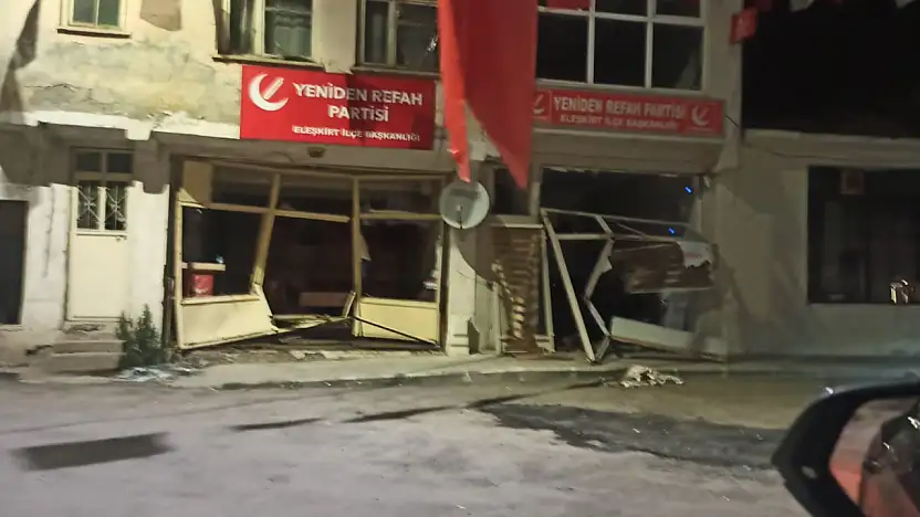 Eleşkirt'te bir kişi traktörle parti binasına daldı, kaçarken yakalandı