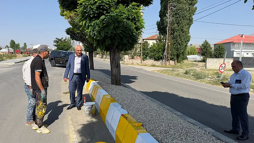 Eleşkirt'te Cumhuriyet Caddesi'nde refüjler yenileniyor