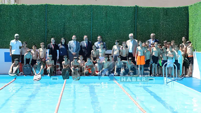Eleşkirt'te gençler yaz tatilini sanat ve sporla değerlendiriyor