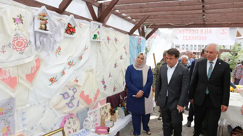 Eleşkirt'te halk eğitim kursiyerleri emeklerini sergiledi