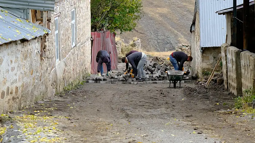 Eleşkirt'te köy yolları yenileniyor