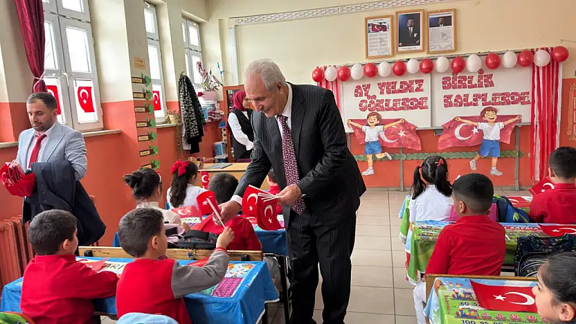 Eleşkirt'te öğrenciler bayrak sevgisiyle ikinci döneme başladı
