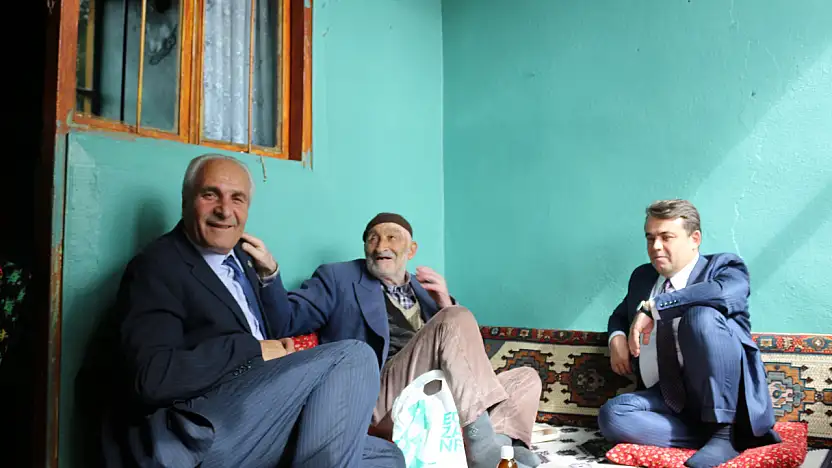 Eleşkirt'te ulu çınarlara vefa: Dünya Yaşlılar Günü'nde samimi buluşma