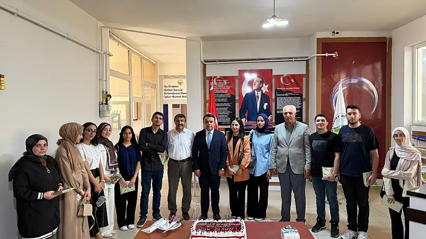 Eleşkirt'te üniversiteyi kazanan öğrenciler için kutlama yapıldı