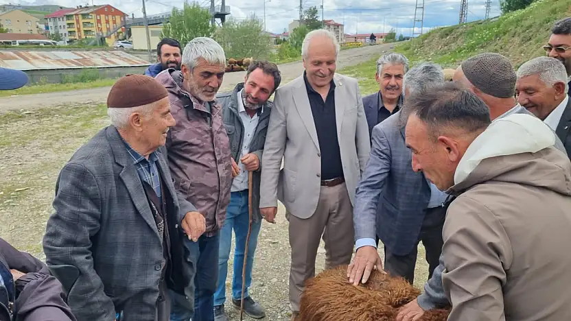 Eleşkirt'te üretici ile alıcı kurbanlık pazarında buluştu