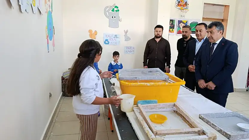 Eleşkirtli öğrenciler atık kağıtları sanata dönüştürdü