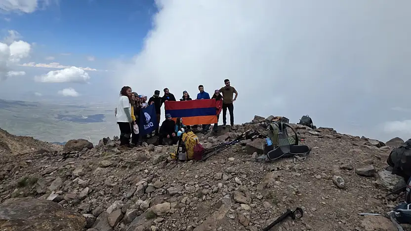Ermeni dağcılar Ağrı Dağı yolculuğunu halaylarla renklendirdi