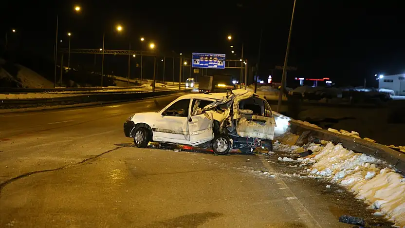 Erzurum-Ağrı yolunda kaygan zemin kazaya neden oldu