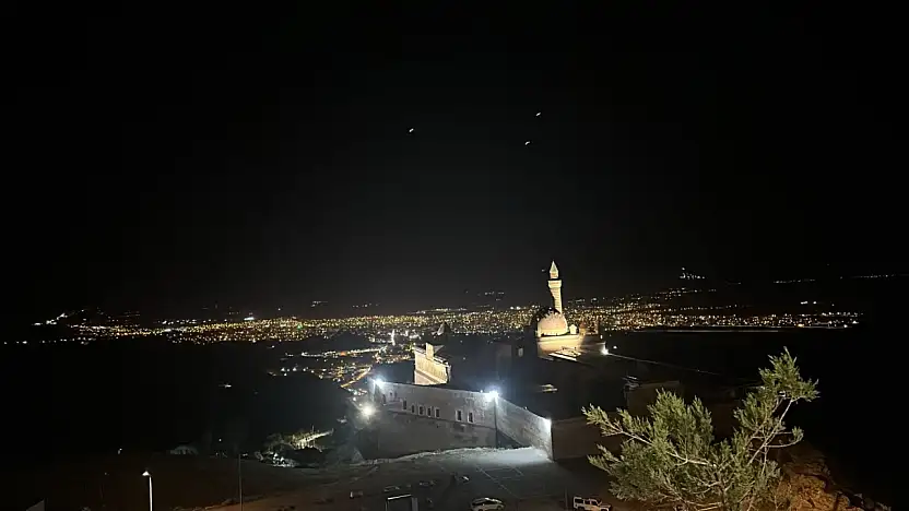 Gece ziyaretlerinin vazgeçilmez noktası İshak Paşa Sarayı'nda görsel şölen