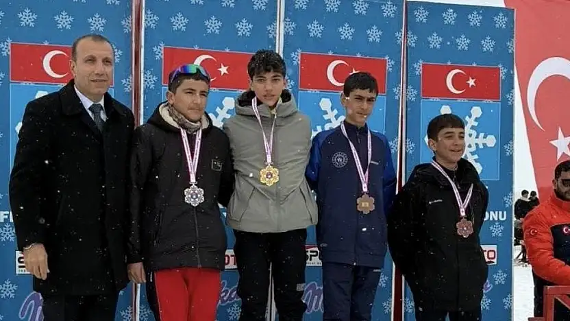 Genç kayakçılar Yüksekova'da Ağrı'yı başarıyla temsil etti